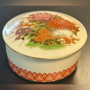 Shibata Toki Porcelain Lidded Trinket Box